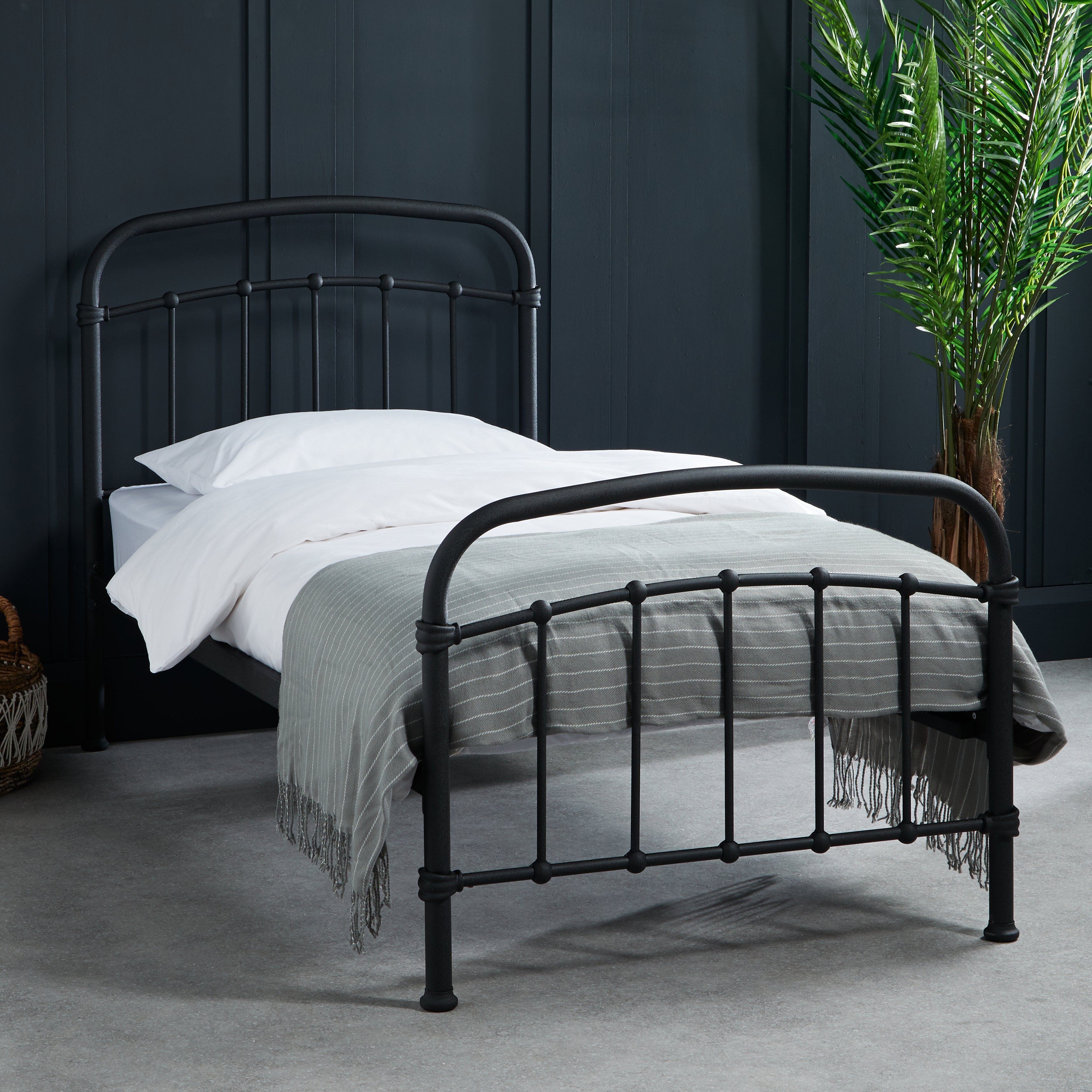 Halston Black Kingsize Bed
