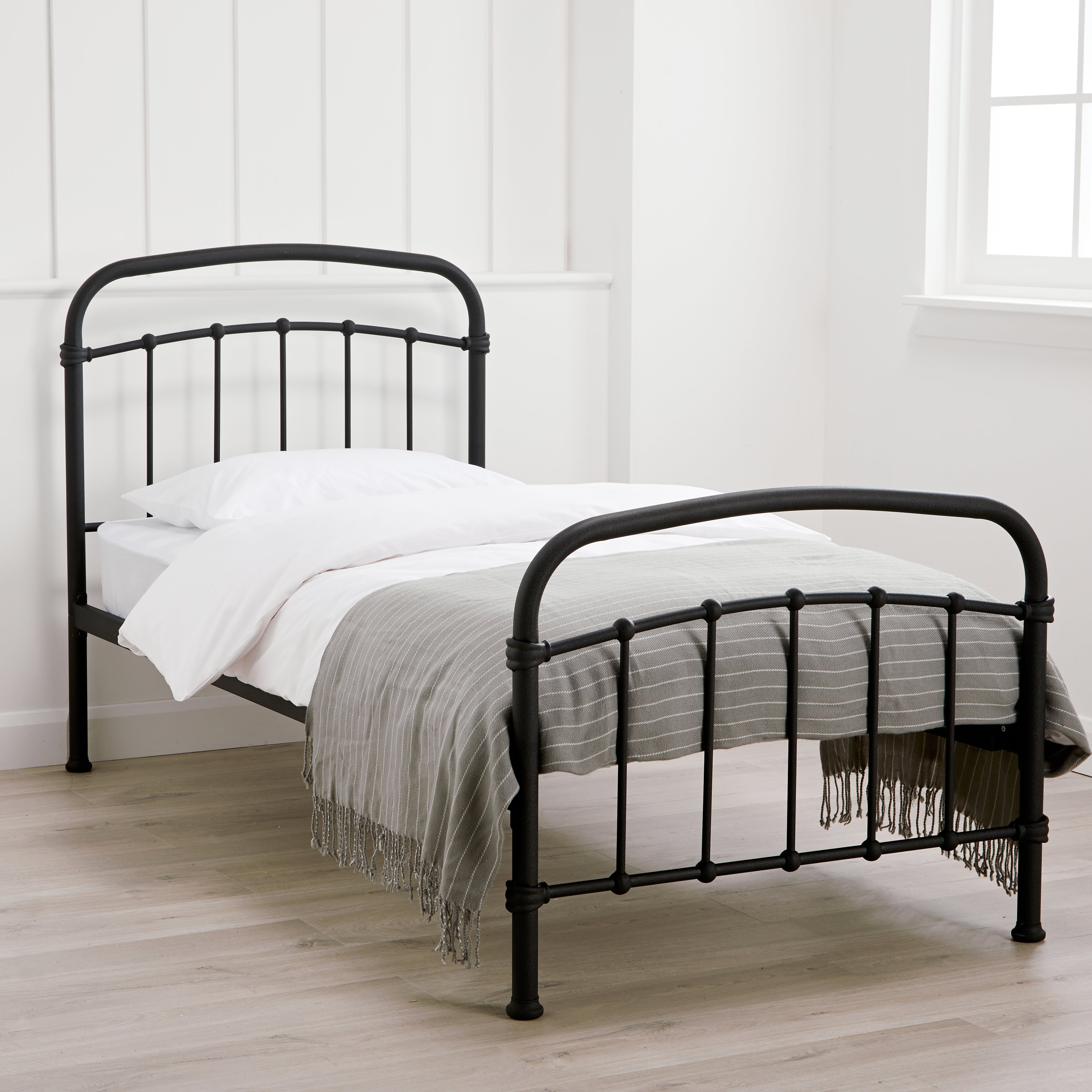 Halston Black Kingsize Bed